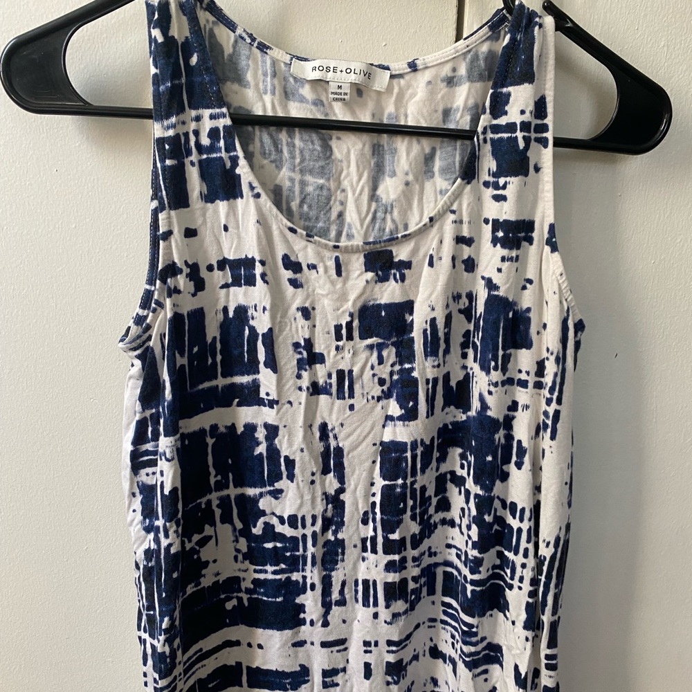 Sleeveless shirt, brand: Rose & Olive, Size: M, Colors: blue, white